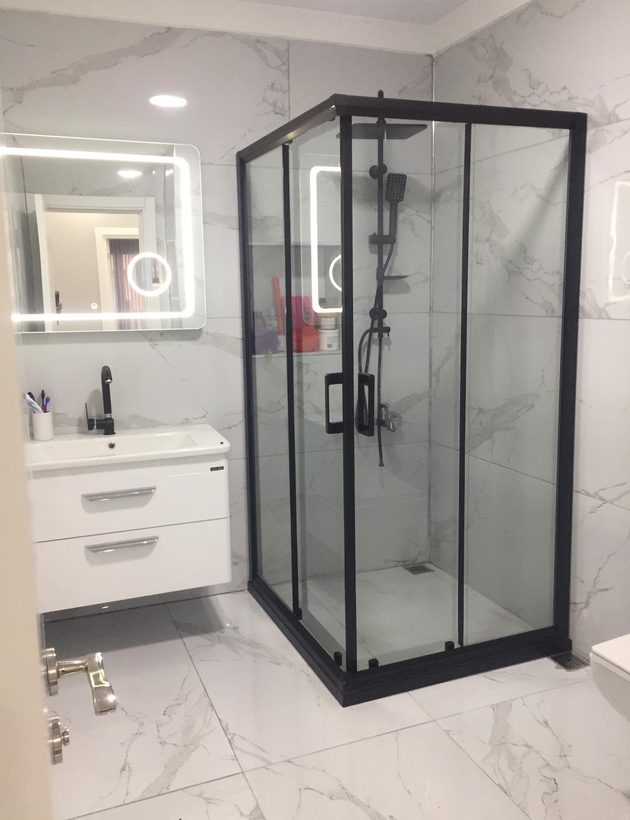 Siyah profilli duşakabin uygulaması — İnter Glass, İstanbul