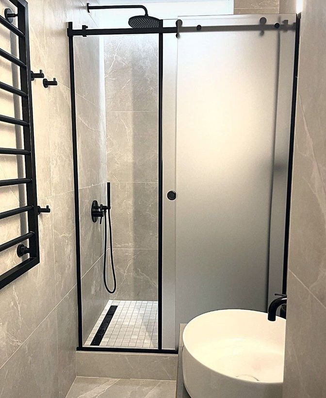 Siyah profilli duşakabin uygulaması — İnter Glass, İstanbul
