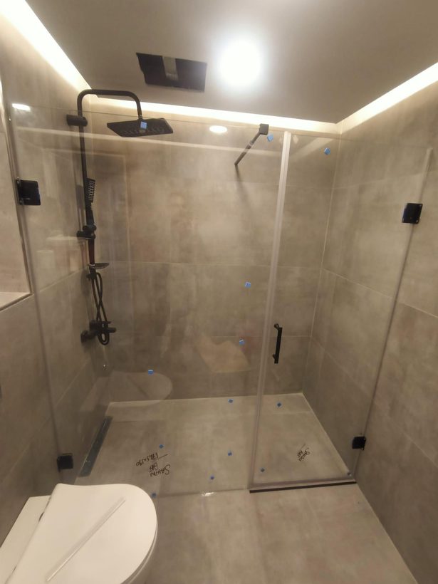 Siyah profilli duşakabin uygulaması — İnter Glass, İstanbul