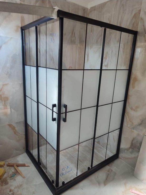 Karolajlı duşakabin uygulaması — İnter Glass, İstanbul