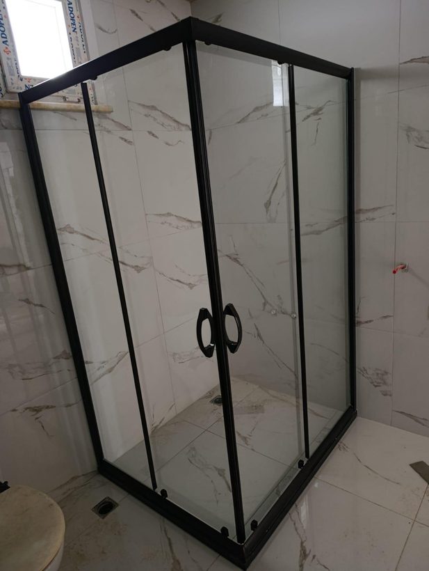 Karolajlı duşakabin uygulaması — İnter Glass, İstanbul