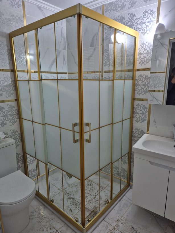 Parlak altın profilli duşakabin uygulaması — İnter Glass, İstanbul