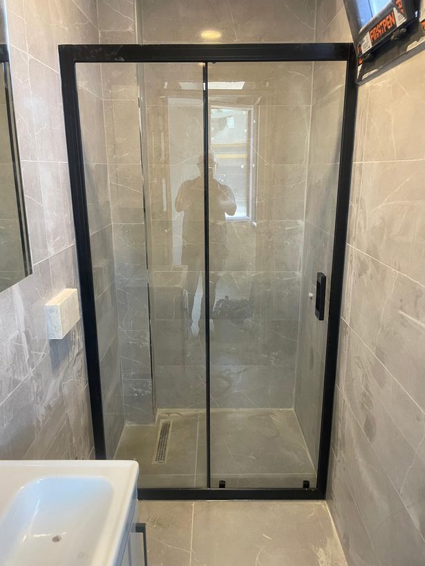 Siyah profilli duşakabin uygulaması — İnter Glass, İstanbul