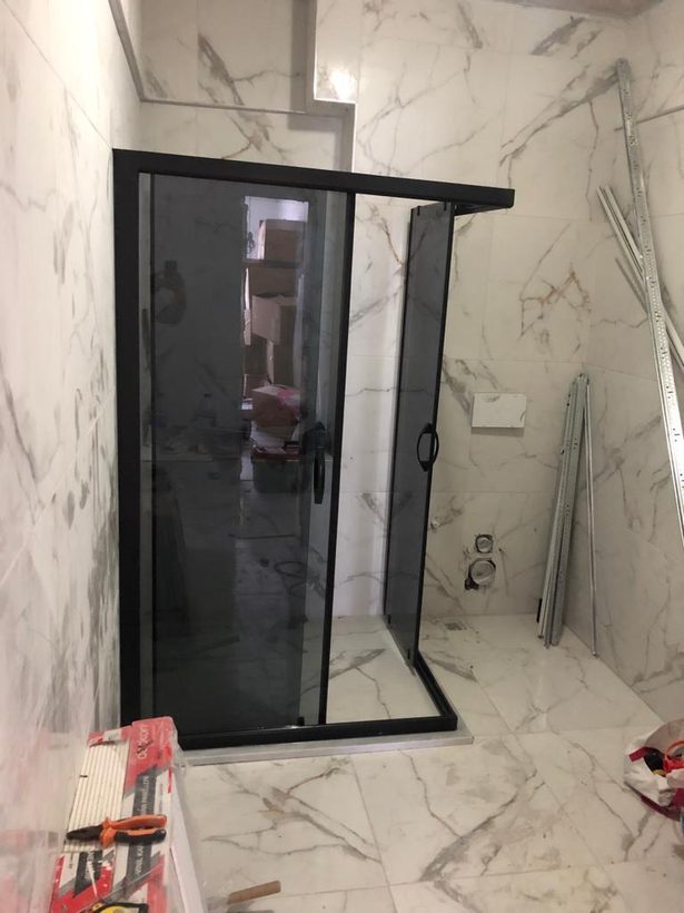 Siyah profilli duşakabin uygulaması — İnter Glass, İstanbul