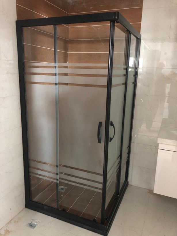 Siyah profilli duşakabin uygulaması — İnter Glass, İstanbul