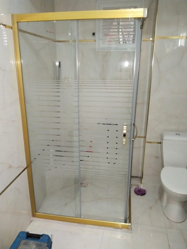 Parlak altın profilli duşakabin uygulaması — İnter Glass, İstanbul
