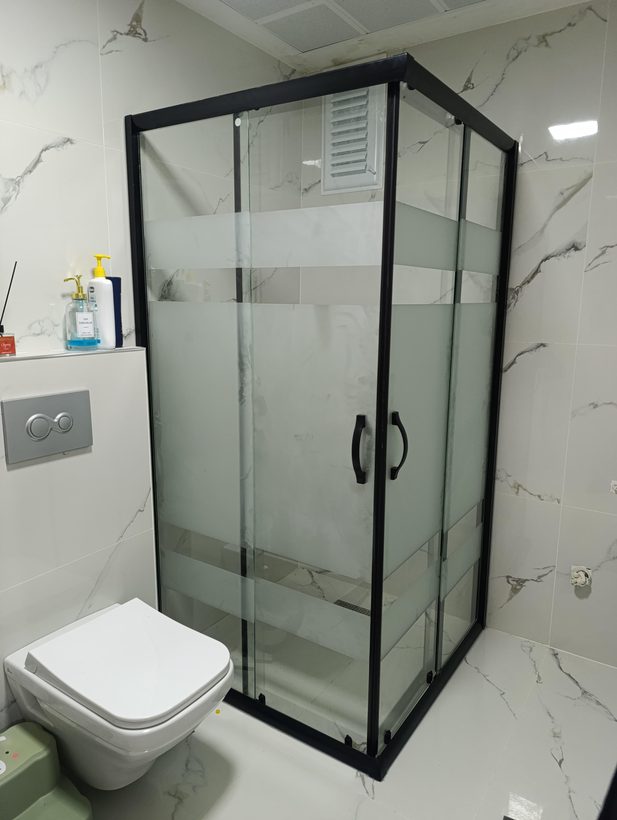 Siyah profilli duşakabin uygulaması — İnter Glass, İstanbul