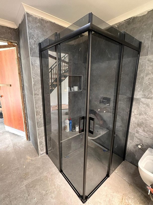Siyah profilli duşakabin uygulaması — İnter Glass, İstanbul
