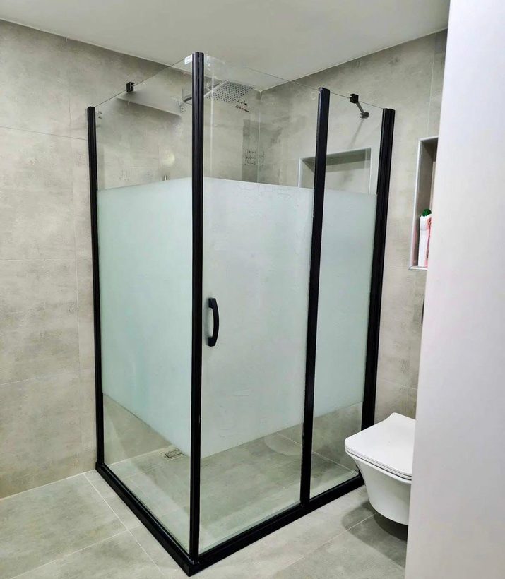 Siyah profilli duşakabin uygulaması — İnter Glass, İstanbul